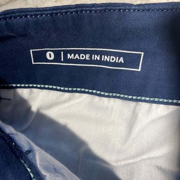 Vineyard Vines navy zip front shorts. 3” inseam, cotton / elastane. Size 0 - Picture 9 of 12